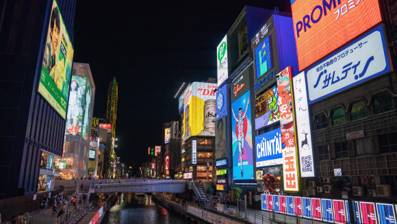 성스러운 사원과 현대적인 상업지구가 어우러진 오사카
